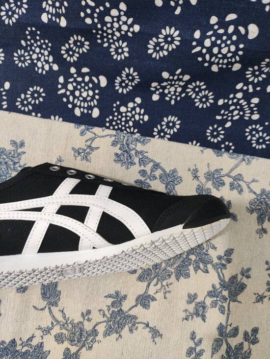 Onitsuka Tiger Black and White Canvas Lace-less Casual Sneakers for Men and Wome main image 7